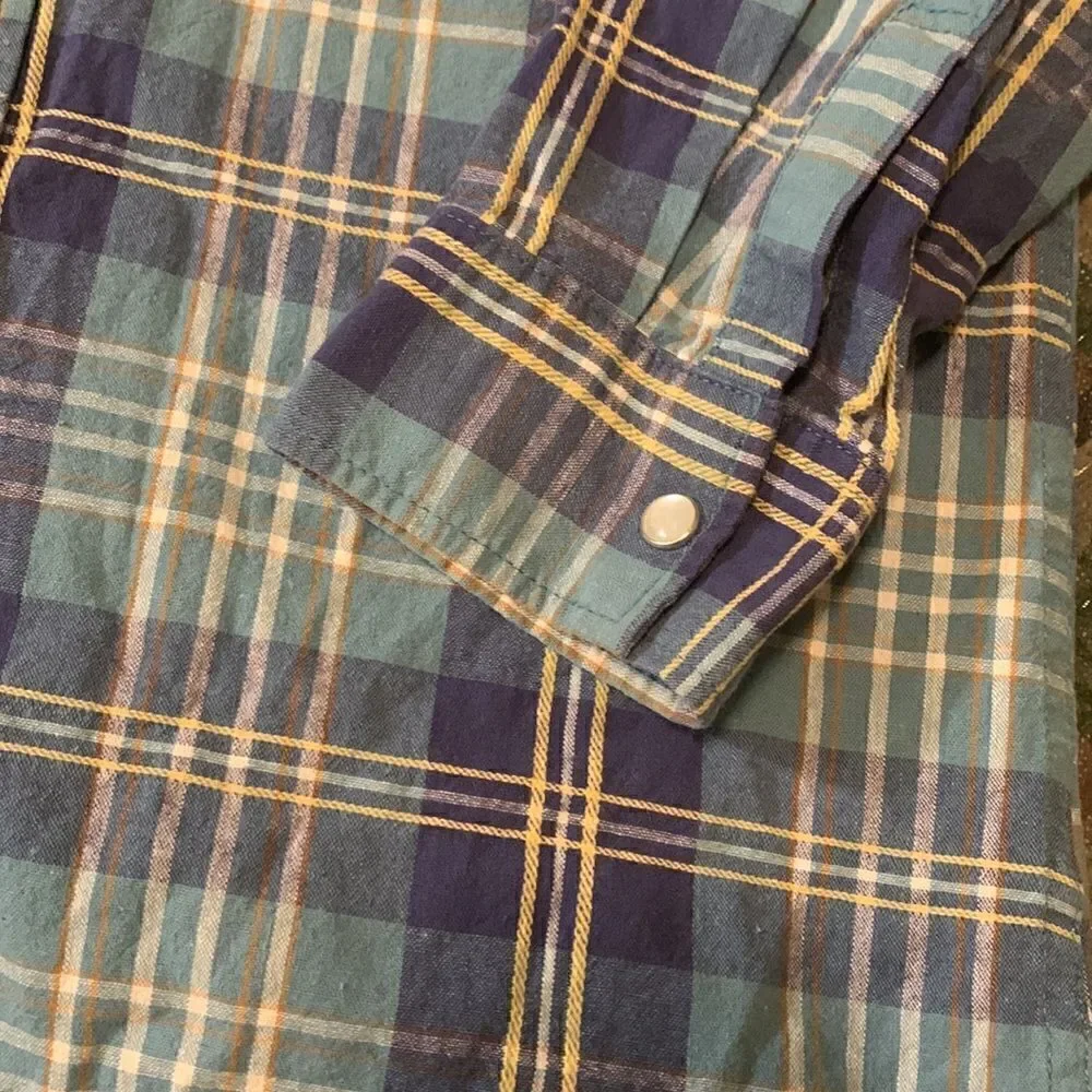 LEVIS, vintage, plaid button down long sleeve, ladies/girls medium, great cond.
